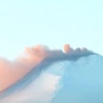 Volcán Villarrica amenace con visible fumarola y expulsa cenizas desde su cráter